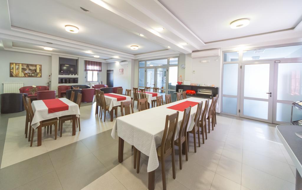 Hotel Piramida Podgorica Buitenkant foto